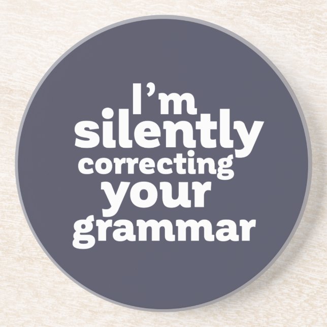Lärare i engelska som tyst korrigerar Grammar Underlägg (Framsidan)