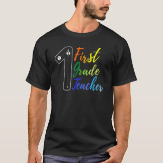 Lärare i första klass & barn i färgglada tillbaka t shirt