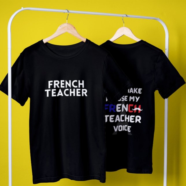 Lärare i fransk rolig vit text framför och bakom t shirt (Skapare uppladdad)