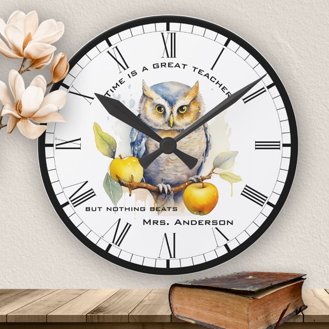 Lärare i Funny Watercolor Uggla Rund Klocka (Funny wall clock featuring a watercolor painting of an owl with apples - a great gift for teachers)