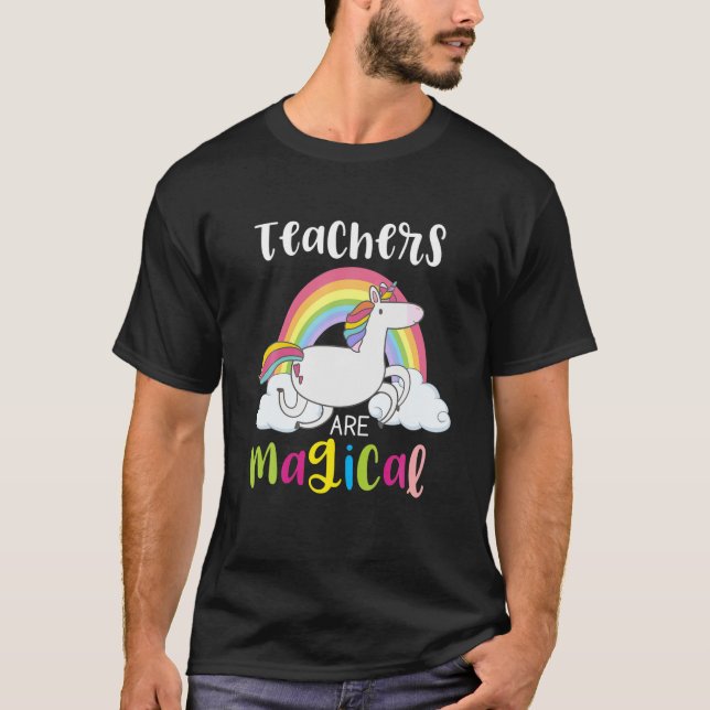 Lärare i Unicorn Rainbow Clouds är magiska T Shirt (Framsida)