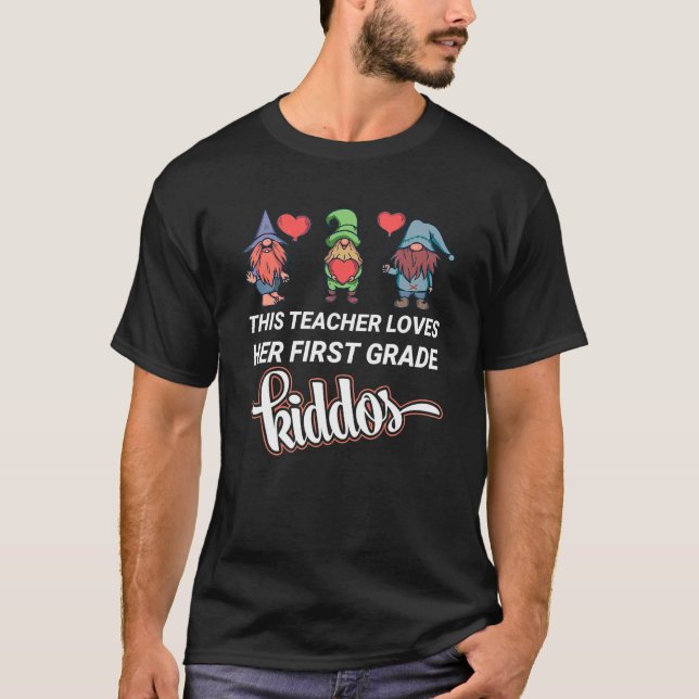 Lärare Kärlek Hennes första Klass Valentines day C T Shirt (Framsida)