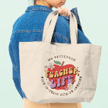 Lärare Life Wake Teach School Personlig Namn Jumbo Tygkasse<br><div class="desc">Lärare Life Wake Up Teach School Personlig Namn Tote bags har ett rött äpple som är dekorerat med blommor med texten "Lärarliv" med texten "Vakna upp, lära ut barn, var fantastisk" nedan i modern manusstil och personlig med ditt eget namn. Perfekt till din favoritlärare för läraruppskattning, födelsedag, jul, helgdagar med...</div>