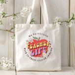Lärare Life Wake Teach School Personlig Namn Tygkasse<br><div class="desc">Lärare Life Wake Up Teach School Personlig Namn Tote bags har ett rött äpple som är dekorerat med blommor med texten "Lärarliv" med texten "Vakna upp, lära ut barn, var fantastisk" nedan i modern manusstil och personlig med ditt eget namn. Perfekt till din favoritlärare för läraruppskattning, födelsedag, jul, helgdagar med...</div>