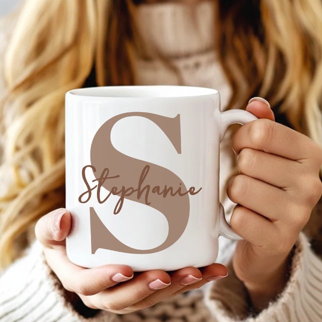 Lärare | Modern Brun Monogram Initial Examen Kaffemugg (Brown Wedding Party Favors | Chic Script Name Mug for Coworker | Anniversary Gift for Girlfriend)