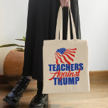 Lärare mot trumman 2024 tygkasse<br><div class="desc">Lärarna mot Donald Trump förenar sig med den här antitrumpläraren i väskan som ger den amerikanska flagga rött,  vitt och blått inför valet 2024.</div>