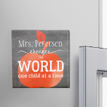 Lärare Namn Chalkboard Red Apple and Quote Magnet<br><div class="desc">Skriptet namn och det vita tryckeriet inspirerat av citatet "Lärare växlar världen ett barn i taget" över ett stort rött vattenfärgäpple på svart bakgrund. Anpassa det med din bästa lärares namn och gör det till ett trevligt tack för henne/honom!</div>