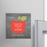 Lärare namn | Rött äppelbräde tack Magnet<br><div class="desc">Ett stort rött äpple och din anpassningsbar i en skolkriterbakgrund. Anpassa den här kylmagneten med din lärares namn och klass! Det kan vara ett tankeväckande och söt tack för din lärarinna på uppskattningsdagen,  på studenten-dagen eller när du åker till back to school.</div>