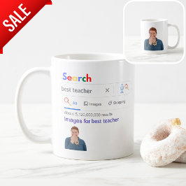 Lärare presenterar skolcitat från barn kaffemugg