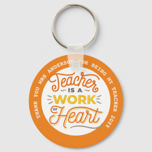 Lärare presenterar skolcitat från barn nyckelring