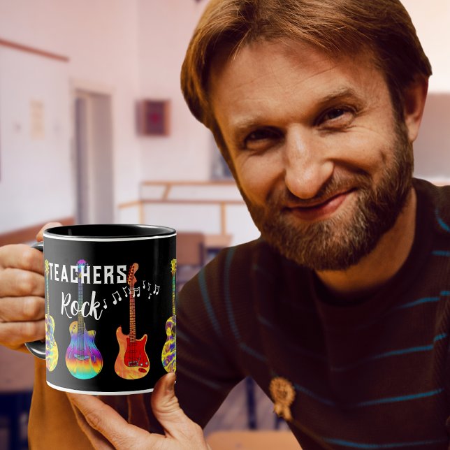 Lärare rockar färgglada gitarrer på svart tack mugg (Teachers Rock music themed Teacher appreciation black coffee mug with colorful guitars)