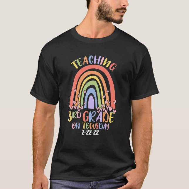 Lärare som undervisar 3 Rd Klass 2-22-22 22ND F T Shirt (Framsida)