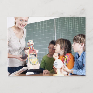 lärare som visar modell för människokroppen för vykort