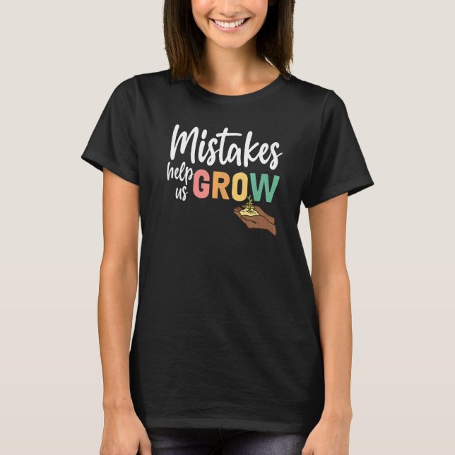 Lärare Student Mindset Mistakes hjälper oss att vä T Shirt (Framsida)