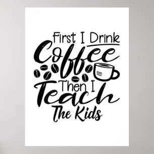 Läraren dricker kaffe och studerar barnen poster