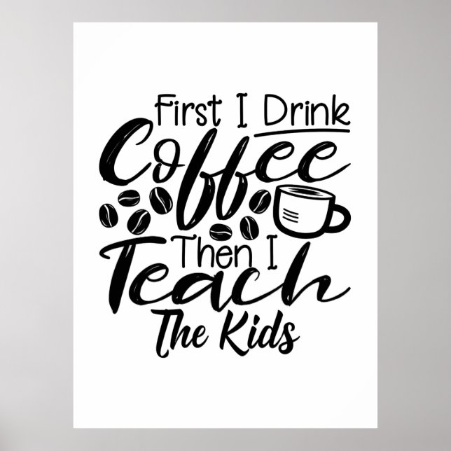 Läraren dricker kaffe och studerar barnen poster (Framsidan)