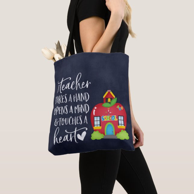 Läraren tar hand om en tygkasse (Närbild)