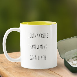 Lärarens Drink Coffee Ha En Mint Gå & Undervisa  Två-Tonad Mugg