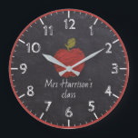 Lärarens Namn Faux Chalkboard Classroom Clock Stor Klocka<br><div class="desc">Lägg till lite roligt i klassrummet och håll alla i tid med den här lärarens namn-klocka. Perfekt för lärarens klassrum eller kontorsmur! © Gorjo Designs. Gade åt dig via Zazzle-plattformen.</div>