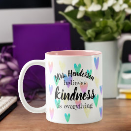 Lärarens Namn tror att Kindness är All Rosa Två-Tonad Mugg