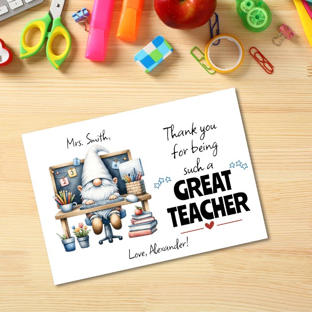 Lärarexamen vid Gnome School Desk Tack Kort (Teacher Appreciation Gnome School Desk Thank You Card)