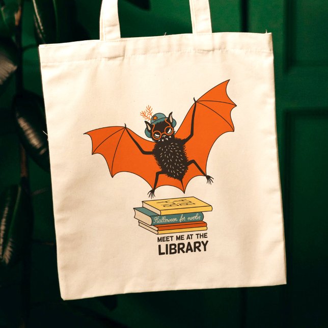 Lärarinna fladdermus bok älskare tygkasse (close up of a canvas tote bag on dark green background with a cute bat librarian cartoon)