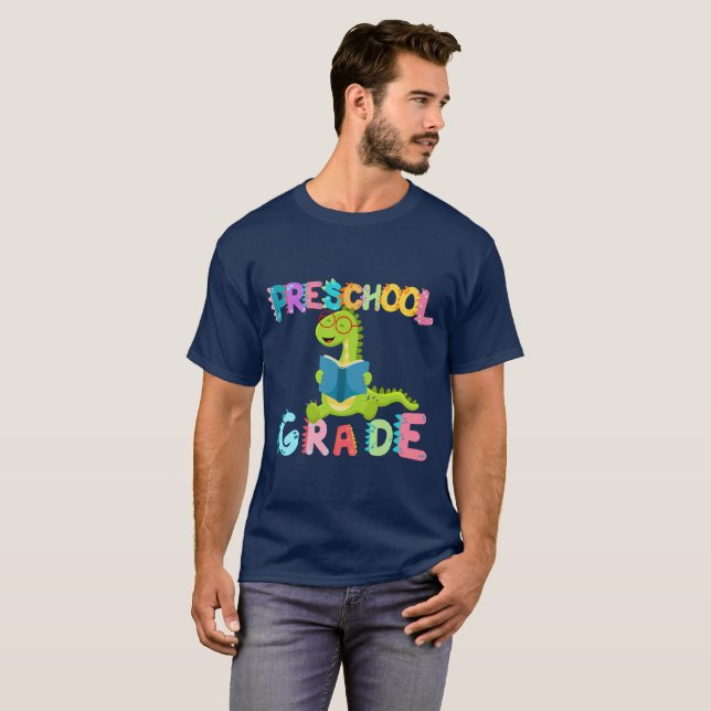 Lärarskolan i KLASS i Dinosaur Preschool T Shirt (Hel framsida)