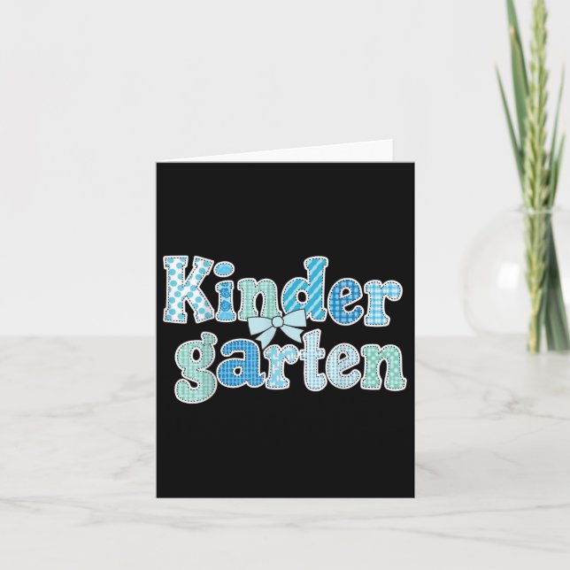 Lärarteamet i Preppy Kindergarten återvänder till  Kort (Framsida)