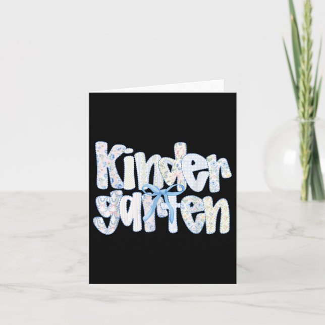 Lärarteamet i Preppy Kindergarten återvänder till  Kort (Framsida)
