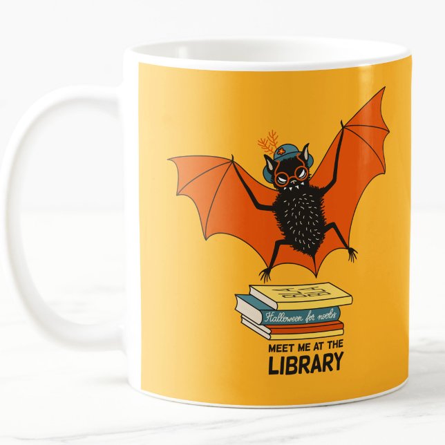 Lärartekonst - Cute Fladdermus Bok Älskare Kaffemugg (librarian yellow orange ceramic mug with a cute cartoon bat with eyeglasses flying over books)