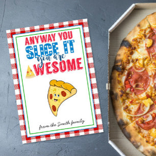 Läraruppskattad pizzaperelärare skär den inbjudningar
