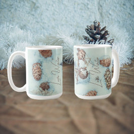 Larch cones på den färska blå snö kaffemugg