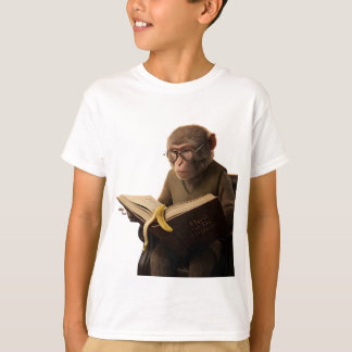 Lärd apbibliotekarie som läser i ett storslaget ma t shirt