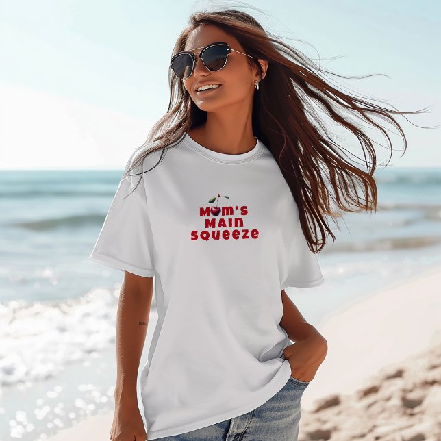 Lårdag i mor på den berömda mamma körsbärsslogan t shirt (Skapare uppladdad)