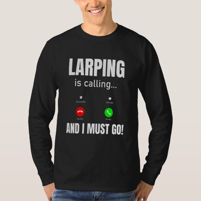 LARPing kallar och jag måste gå T Shirt (Framsida)