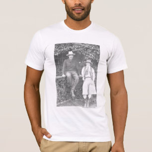 Larry Larom och en posing. för kvinnor T Shirt
