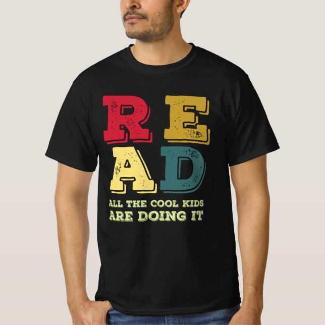 Läs allt som alla coola barn gör t shirt (Framsida)