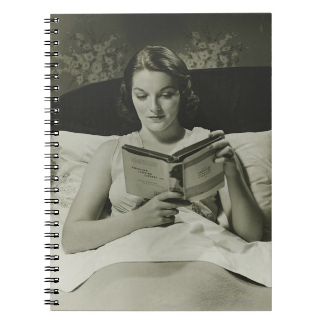 Läs- bok för kvinna anteckningsbok med spiral (Framsidan)