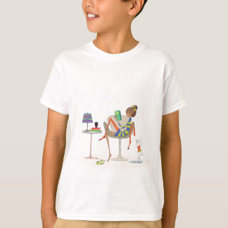 Läs- bok för kvinna på stolanpassad design tee shirt