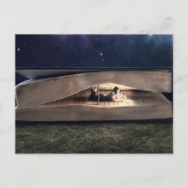 Läs- inre bok för kvinna på natten vykort