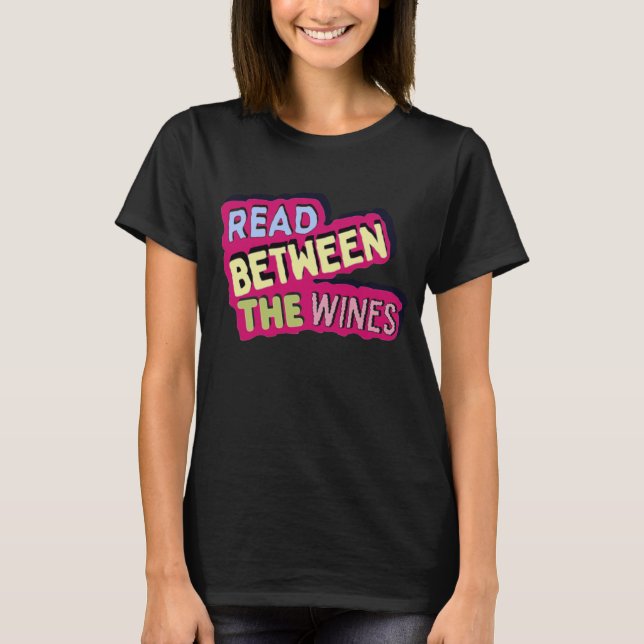 Läs mellan vin, bok älskare och vin. t shirt (Framsida)