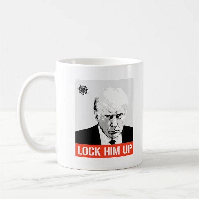 Lås upp honom: Trump Mugshot Kaffemugg (Vänster)