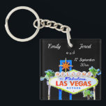 Las Vegas Bröllop    FavorKeychain<br><div class="desc">Personlig Las Vegas bröllopsförmån. Den här nyckelkedjan med berömden välkommen till ett fantastiskt Las Vegas-tecken. Ändra både text och teckensnitt färg och stil genom att klicka på personalisera och välj sedan "klicka för att anpassa ytterligare" på nästa skärm.</div>
