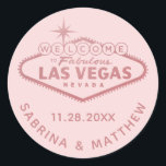 Las Vegas Bröllop Ro Guld Rosa Runt Klistermärke<br><div class="desc">Förseglingen "Welcome to Fabulous Las Vegas" (Välkomna till Fabulous Las Vegas) undertecknar faux ro guld rosa foil. Klicka PÅ ANPASSA YTTERLIGARE om du vill ändra bakgrunden färg,  teckensnitt och färg.</div>