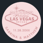 Las Vegas Bröllop Ro Guld Rosa Runt Klistermärke<br><div class="desc">Förseglingen "Welcome to Fabulous Las Vegas" (Välkomna till Fabulous Las Vegas) undertecknar faux ro guld rosa foil. Klicka PÅ ANPASSA YTTERLIGARE om du vill ändra bakgrunden färg,  teckensnitt och färg.</div>