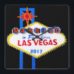 Las Vegas Bröllop Souvenir Fyrkantig Klocka<br><div class="desc">Berömden välkommen till ett fantastiskt Las Vegas-tecken är personlig som en sydväggklocka i bröllop firande för ett par gifta sig eller har sin smekmånad i Las Vegas,  Nevada.</div>