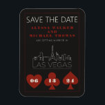 Las Vegas Casino Skyline Bröllop spara datum Magnet<br><div class="desc">En roligt och en modern bröllop spara datum-magnet för att locka dina gäster till bröllop i Las Vegas! Med det här alternativet sparar du datumuppspelningen med kasinobilder med rött fet uppspelningskort kostym, en modern Las Vegas skyline-återgivning och anpassadets typsnitt och text på grafitsvart bakgrund. Perfekt för ett trendig av modern...</div>