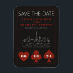 Las Vegas Casino Skyline Bröllop spara datum Magnet<br><div class="desc">En roligt och en modern bröllop spara datum-magnet för att locka dina gäster till bröllop i Las Vegas! Med det här alternativet sparar du datumuppspelningen med kasinobilder med rött fet uppspelningskort kostym, en modern Las Vegas skyline-återgivning och anpassadets typsnitt och text på grafitsvart bakgrund. Perfekt för ett trendig av modern...</div>