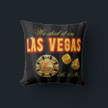 Las Vegas Ljus Mr. & Newlyweds | Svart Kudde<br><div class="desc">Snyggt, glam dekorativ kudde har Las Vegas i ljus, rulldice, anpassade casino chip - perfekt keepsaké memento-presenten till den nya Mr. Och fru Använda, klicka på CUSTOMIZE IT för att anpassa din egen text. Matchning av inbjudningar och andra tillgängliga produkter. För frågor/förfrågningar, e-post: cheryl@cheryldanielsart.com. "Las Vegas Ljus" originalutformning av Cheryl...</div>