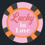 Las Vegas Mod Poker Chip Runt Klistermärke<br><div class="desc">Färdigt Mod Las Vegas Gambling Poker Chip. Hand plockade i färg på orange rosa röd kräm och svart. Perfekt för en Las Vegas Bröllop eller Party! McBoos illustration av hand plockade. Alla formuleringar kan ändras för att passa dina behov. Du måste ändra varje nummer för varje bord. Om du vill...</div>